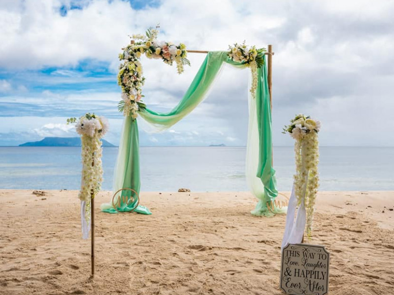 barefoot-beach-wedding-seychelles