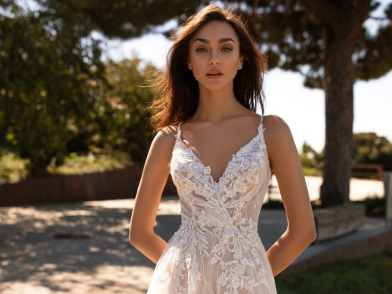 how-to-choose-an-ideal-beach-wedding-dress
